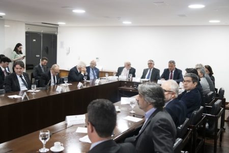 imagem colorida de ministros e senadores em reunião no planalto - metrópoles