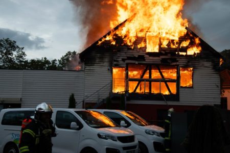 Imagem colorida mostra Bombeiros enfrentam incêndio em casa de férias para deficientes na França - Metrópoles