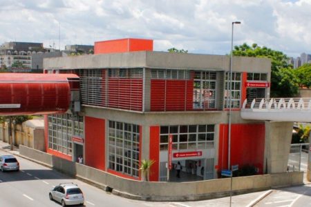 Estação de trem com dois andares tem passarelas dos lados esquerdo e direito e fachada pintada de vermelho - Metrópoles