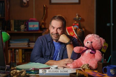 Foto colorida de Leandro Hassum com um urso de pelúcia rosa - Metrópoles