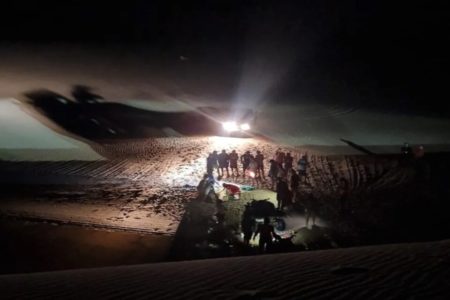 Imagem colorida de pessoas reunidas nos lençóis maranhenses - Metrópoles