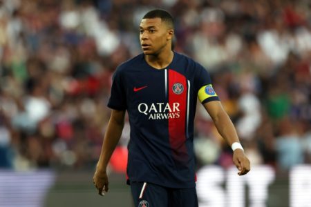 Mbappé com a camisa do PSG - Metrópoles