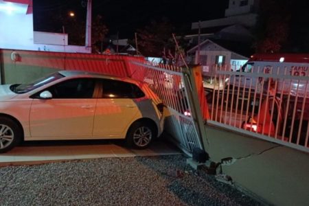 Imagem colorida de portão e muro de casa atingidos por carro - Metrópoles