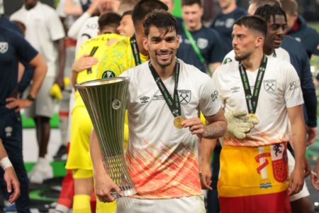 Lucas Paquetá aparece posando em foto com troféu de campeão da Conference League