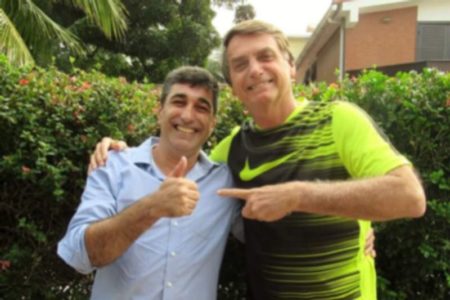 Foto colorida de Edenilson Garcia e Jair Bolsonaro - Metrópoles