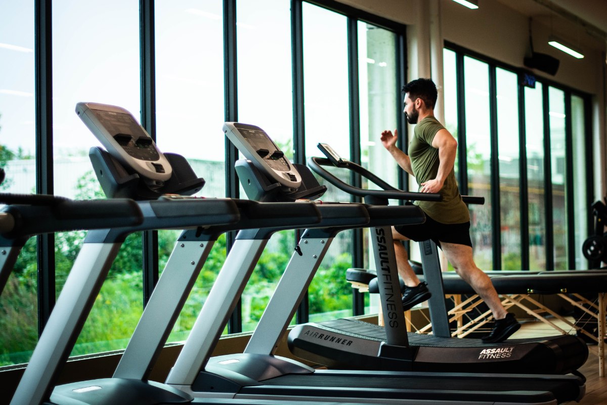 Foto colorida de pessoa correndo na esteira para ilustrar treino cardio - Metrópoles