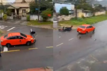 Imagem colorida de motorista atingindo moto de entregador em Curitiba (PR) - Metrópoles