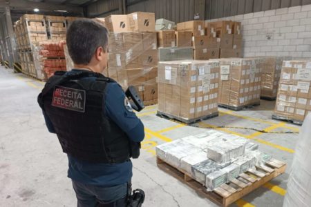 Imagem colorida de agente da Receita Federal durante as apreensões da droga - Metrópoles