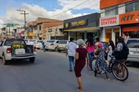 Imagem colorida de moradores durante cortejo do cachorro "Gordo" - Metrópoles