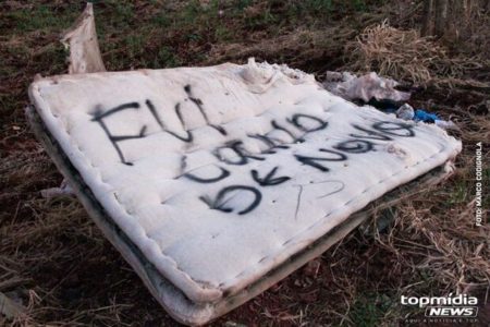 Imagem colorida de colchão com a frase "fui corno de novo" escrito - Metrópoles