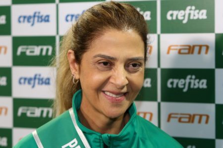 Imagem colorida de Leila Pereira sorrindo - Metrópoles