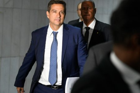 Imagem de Roberto Campos Neto, presidente do Banco Central, de terno e gravata azul, sorrindo - Metrópoles