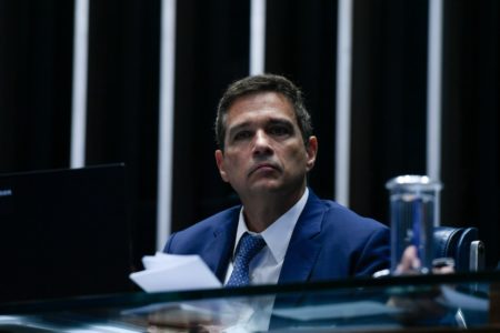 Imagem de Roberto Campos Neto, presidente do BC, sentado na mesa do Senado Federal. Ele veste terno e gravata azuis - Metrópoles