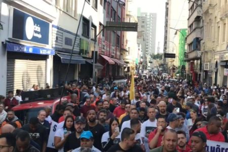 Foto colorida mostra manifestantes em protesto no centro de SP