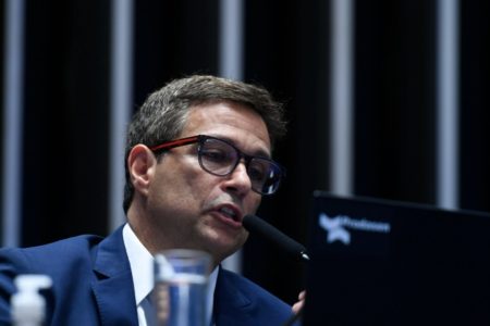 Imagem de Roberto Campos Neto, presidente do BC, falando ao microfone na mesa do Senado - Metrópoles