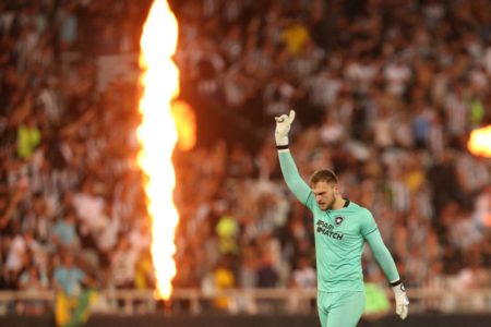 Lucas Perri aparece comemorando em frente a torcida após confronto contra o Fluminense pelo Campeonato Brasileiro