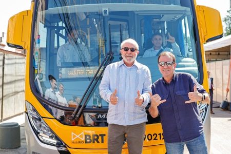 imagem colorida presidente lula em frente a BRT no Rio - metrópoles