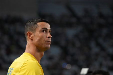 Foto colorida de Cristiano Ronaldo com camisa do Al-Nassr - Metrópoles