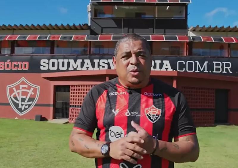 Ex-jogador Vampeta, em foto colorida com a camisa do Vitória