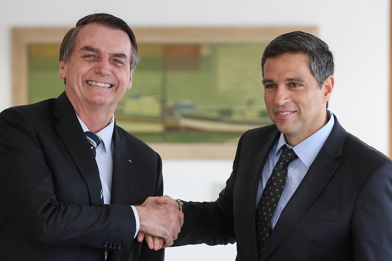 Hélio Negão Jair Bolsonaro, então presidente da República, aperta a mão de Roberto Campos Neto, presidente do Banco Central, no dia 28 de fevereiro de 2019