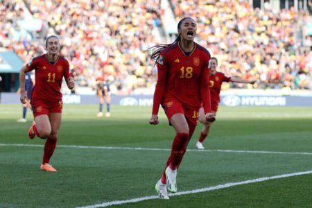 Foto colorida mostra Salma Paralluelo comemora gol da Espanha sobre a Holanda, que deu a vaga para o time na semifinal da Copa do Mundo feminina de futebol - Metrópoles