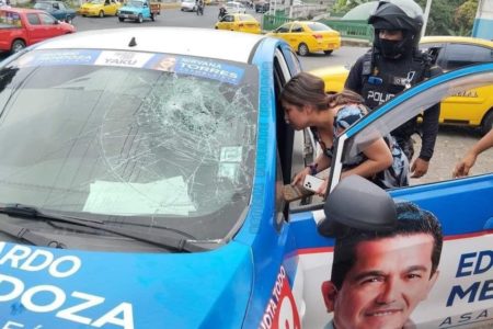 Imagem colorida do carro de Estefany Puente, candidata à Assembleia Nacional do Equador - Metrópoles