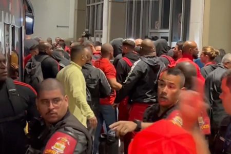 Flamengo desembarca no RIo de Janeiro em meio a protestos - Metrópoles