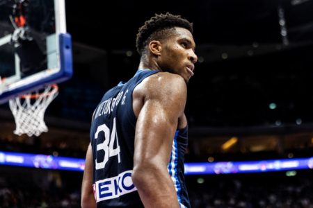 Giannis Antetokounmpo em ação pela Grécia - Metrópoles