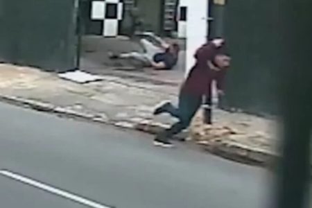 Em foto ccolorida ladrão de camiseta vinho e calça jeans escura corre em frente a lava rádpido - Metrópoles