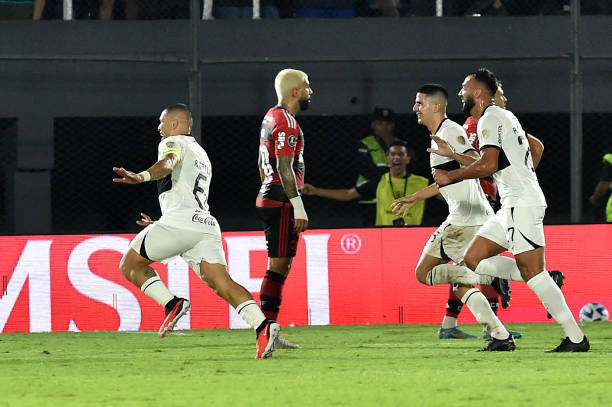 Jogadores do Olimpia festejam vitória sobre o Flamengo