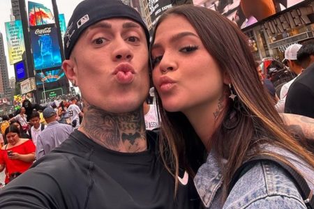 Mel Maia e MC Daniel posam na Times Square, nos EUA - Metrópoles