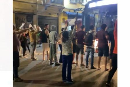 Imagem colorida de protesto no centro de SP. Pessoas aparecem segurando cartazes contra a Cracolândia - Metrópoles