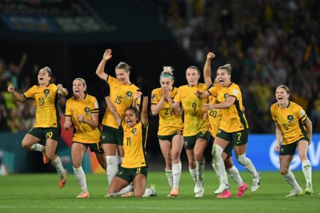 Foto colorida das jogadoras da Austrália comemorando classificação contra a França - Metrópoles