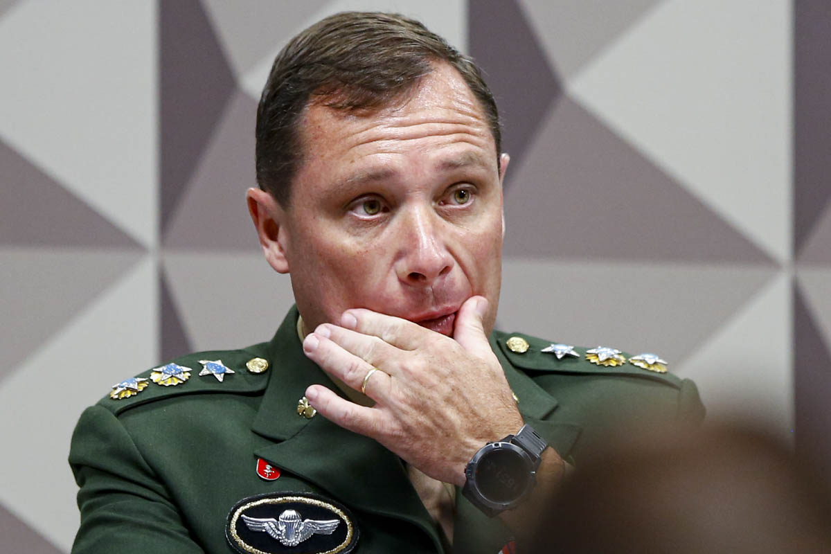 Tenente-coronel do Exército Brasileiro, Mauro Cid, ex-ajudante de ordens de Bolsonaro, fica em silêncio durante sessão da CPMI do 8 de Janeiro