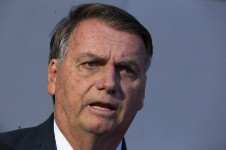 Imagem colorida mostra o ex-presidente Jair Bolsonaro (PL), um homem branco, com terno escuro e a boca semiaberta - Metrópoles