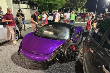 foto colorida de acidente entre mclaren e sandero - Metrópoles