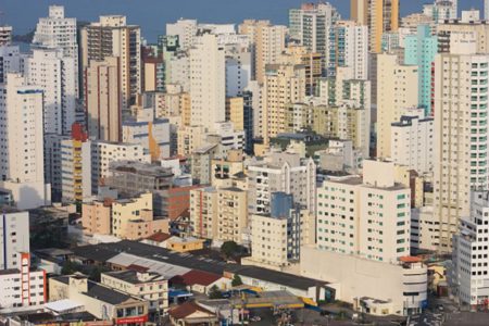 Imagem de prédios, um ao lado do outro, em Balnerário Camboriú, Santa Catarina -Metrópoles