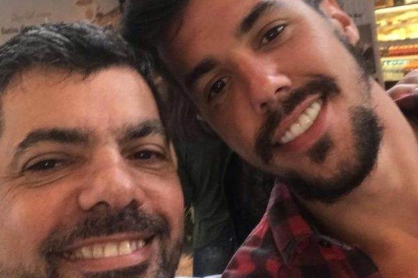Foto colorida Lipe Ribeiro e o pai - Metrópoles