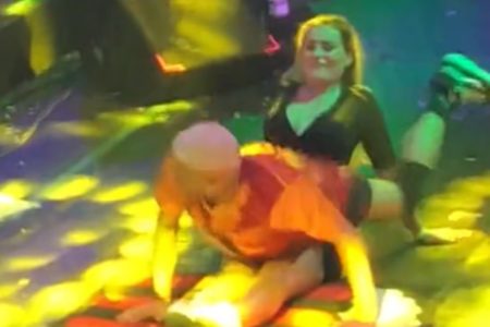 Foto colorida de Andressa Urach durante um show de MC Pipokinha - Metrópoles