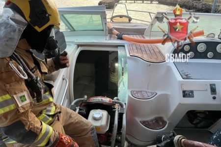 Bombeiros dentro de lancha que motor explodiu combatendo fogo já ao final