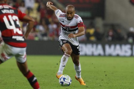 Foto colorida mostra o jogador Lucas Moura durante partida do São Paulo - Metrópoles