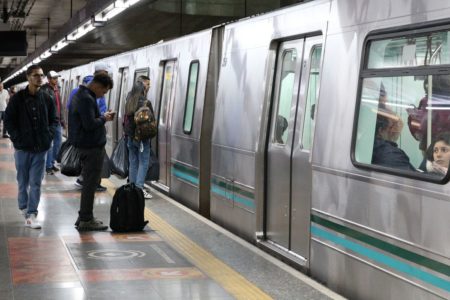 foto colorida mostra Usuários em plataforma da estação Sé do Metrô, em São Paulo