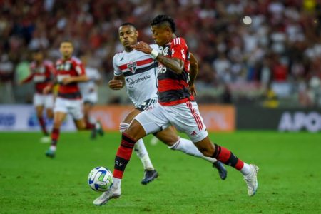 Imagem mostra jogadores de Flamengo e São Paulo em jogo de futebol - Metrópoles