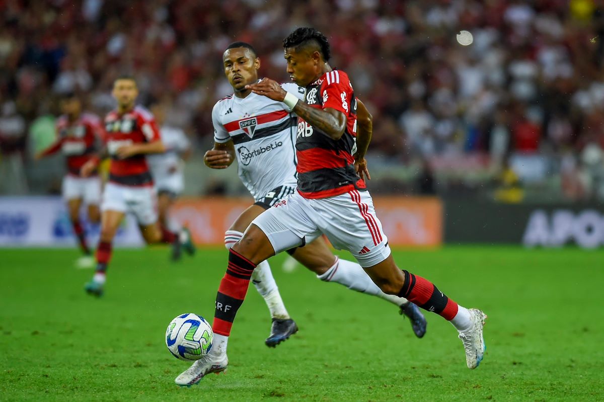 Imagem mostra jogadores de Flamengo e São Paulo em jogo de futebol - Metrópoles