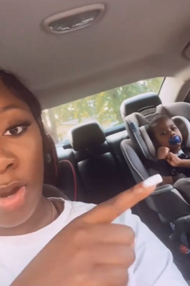 Foto colorida de uma mulher negra dentro de um carro com a criança - Metrópoles
