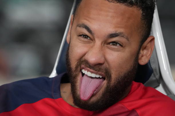 Foto colorida de Neymar, no banco de reservas do PSG