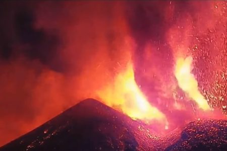 Imagem colorida de erupção no vulcão Etna, Itália - Metrópoles