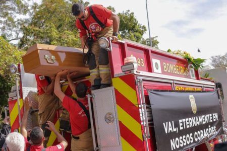 tejo com viaturas da PCDF e helicóptero leva corpo de policial morta por ex a cemitério