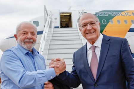 imagem colorida presidente Lula embarcando avião - Metrópoles