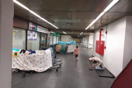 Imagem colorida mostra barracas improvisadas de refugiados afegãos no Aeroporto de Guarulhos